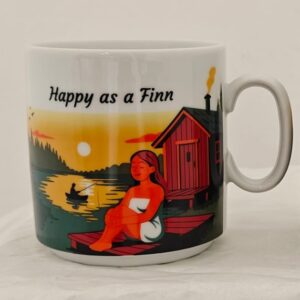 Posliinimuki, jonka kuvassa tyttö istuu saunan laiturilla pyyhe päällään auringon laskiessa.