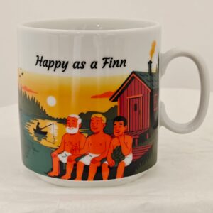 Happy as a Finn -muki, jonka kuvassa miehet istuvat saunan edessä järven rannalla.
